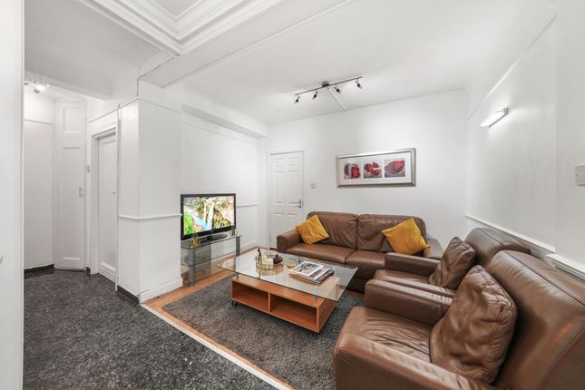 Room 4, Flat 42, Cumberland Court, Great Cumberland Place, London photo 2