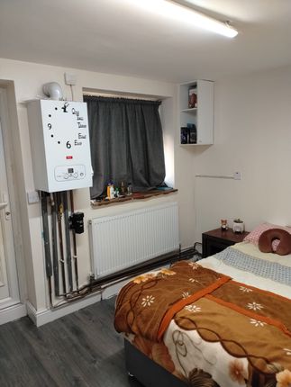 32, Diamond Road, Slough photo 5