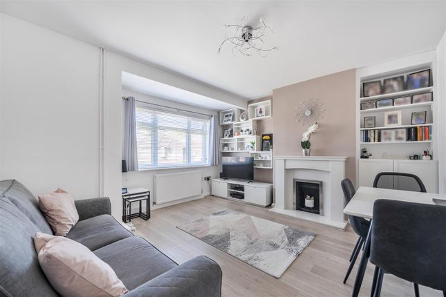 18B, The Close, Pinner photo 2