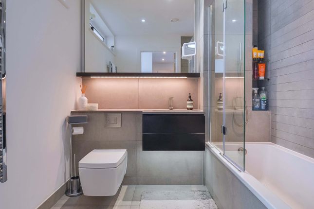 7 Bathroom.Jpg