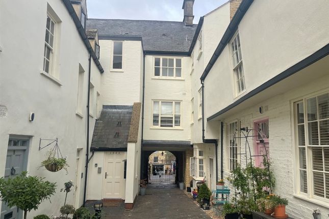 2-bed flat on Flat 3, White Hart Mews, High Street, CHIPPING NORTON, £147,000