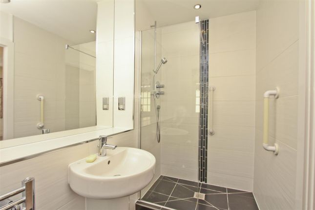 Flat for sale in Vine Lane, Hillingdon