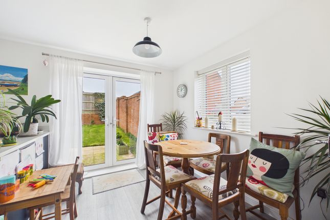 2 Admiral Way, Chinnor photo 3