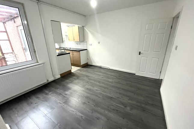 25, Astley Avenue, Coventry photo 5