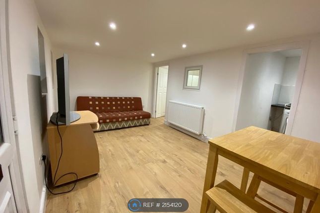 Studio flat on Twickenham Road, Hanworth, Feltham, £1,300/mo