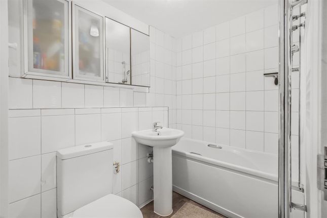 170, Mullards Close, Mitcham photo 3