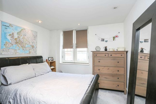 Flat Flat 5, 34, Bromells Road, London photo 4