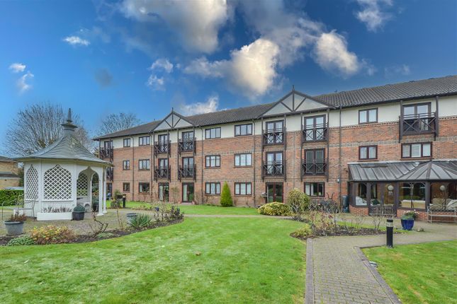 1-bed flat on 26 Ravenscourt, Sawyers Hall Lane, Brentwood, £185,000