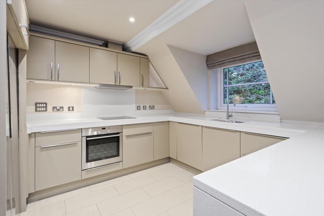 Flat to rent in Lakewood, Portsmouth Road, Esher, Surrey