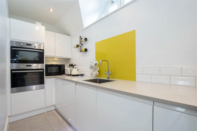 Town house for sale in Lawnswood Court, Wellington Square, Cheltenham