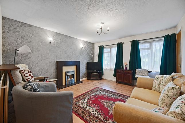 27, Bladon Gardens, Harrow photo 2