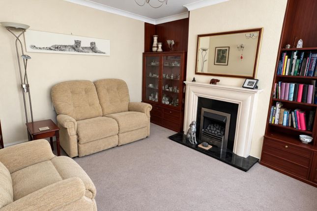 2, Beehive Road, Staines-upon-Thames photo 2