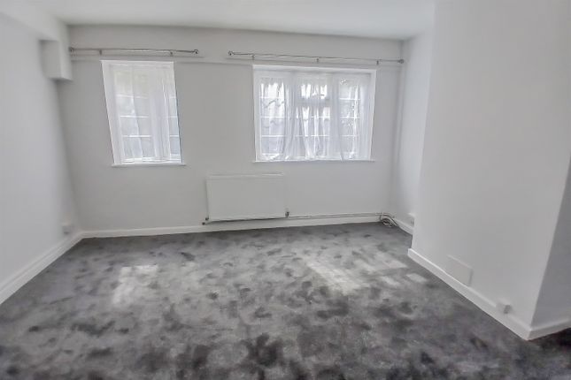 Flat 1, Oakfield Court, Brent Cross photo 3