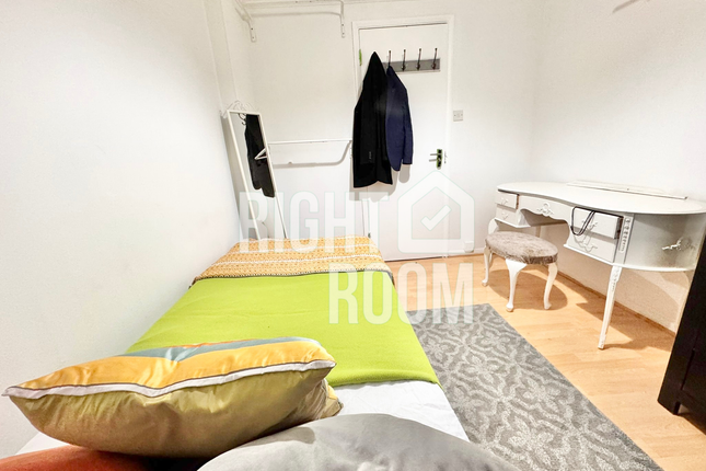 Room 2, 6 Garnet Walk, London photo 3