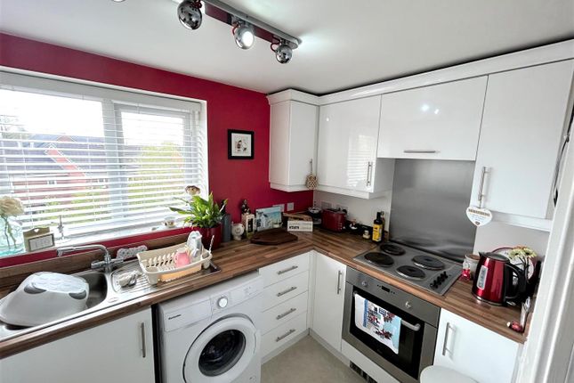 Flat for sale in Ledgard Avenue, Leigh