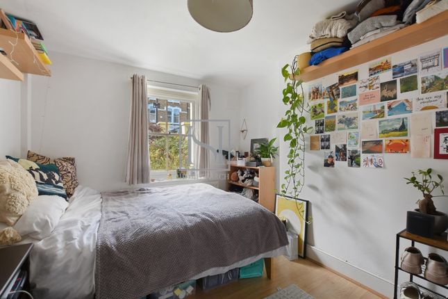 Flat for sale in Miranda Road, London