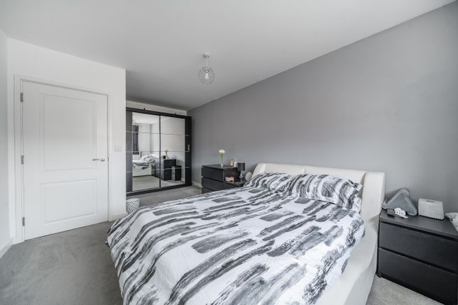 SNG RESALE SO - 8 Osprey House,, Hurst Avenue, Camberley photo 4