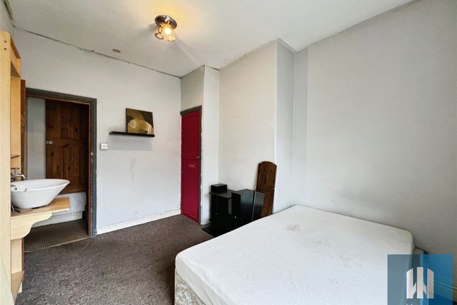 131, Blackmoorfoot Road, Huddersfield photo 4