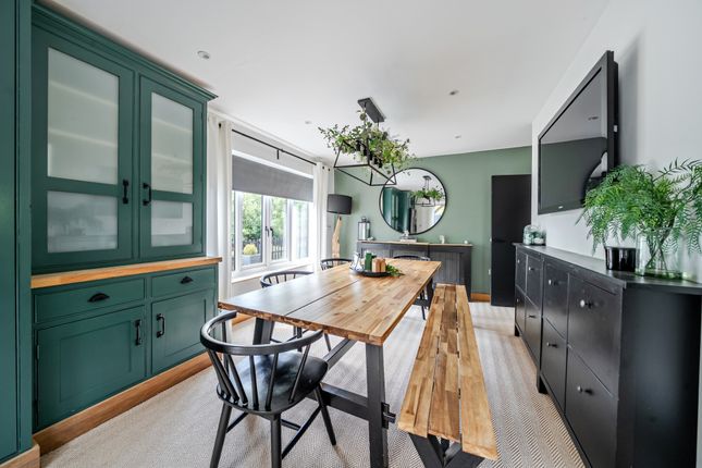 Farhill House, 2, Longdown Road, Lower Bourne, Farnham photo 4