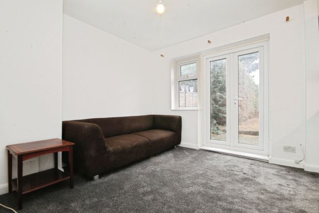 2, Elmbank Avenue, Egham photo 2