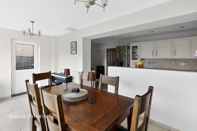 54, Oakdene Road, BETCHWORTH photo 4