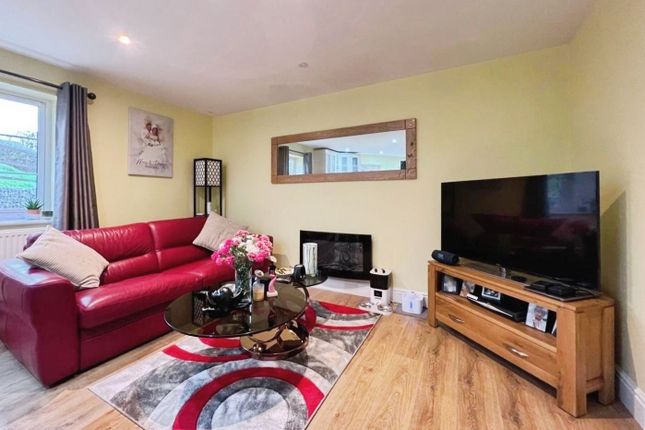 9, Parsons Close, Dursley photo 3