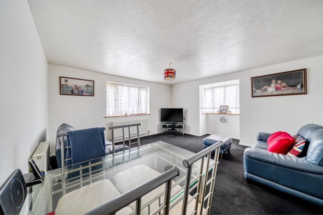 8, Gade Close, Hayes photo 2