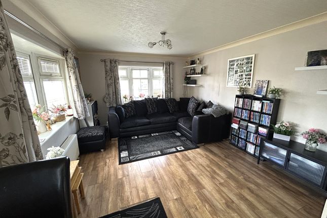 6 Third Avenue, Galley Hill, Waltham Abbey photo 2