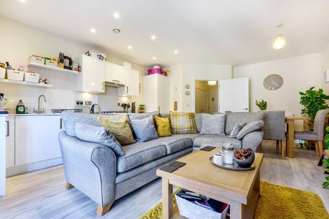 Bell Farm Way, Hersham photo 4