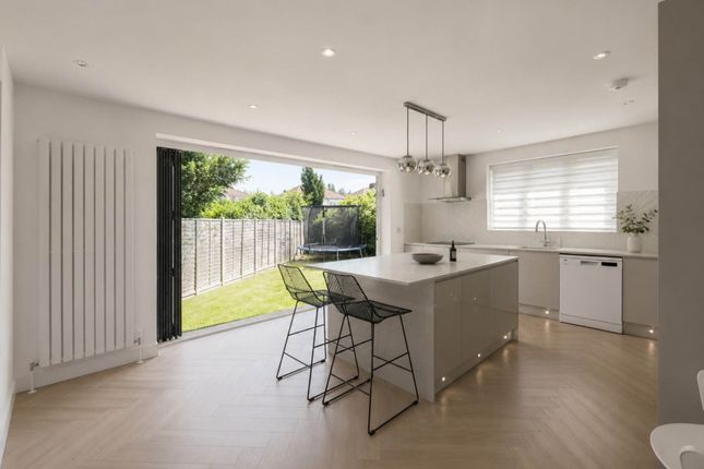 2, Mildred Avenue, Borehamwood photo 3