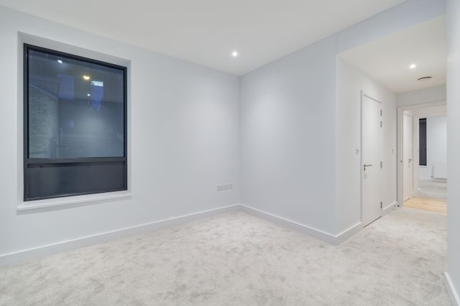 Flat for sale in Lillie Road, Fulham