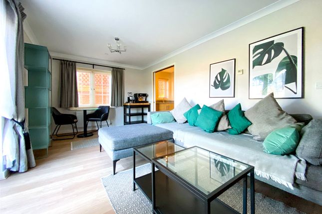 16,, Rowan House, Oxted photo 2