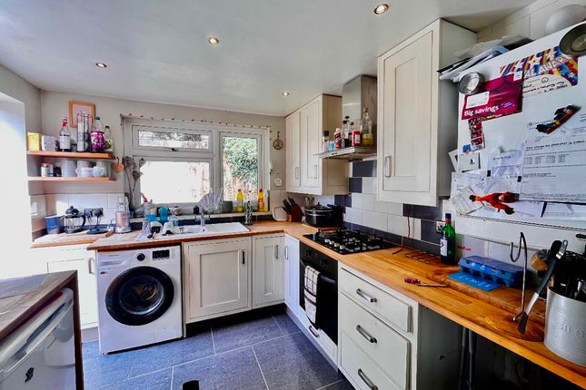 31 Queens Park Road, Romford photo 4