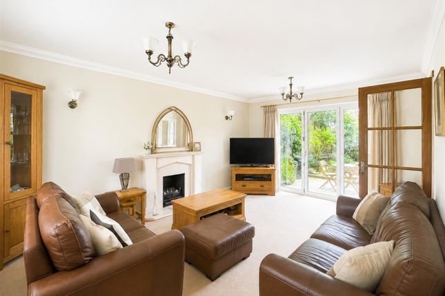 12, Farm Close, Sutton photo 3