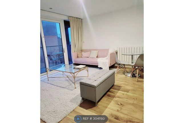 Campbell Court, Meadowside, London photo 3