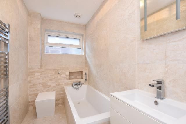 27, Turnstone Close, Wokingham photo 5