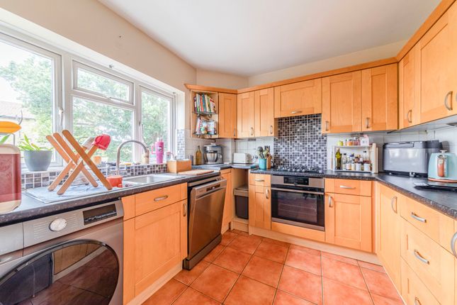 7, Wey Court, Addlestone photo 4