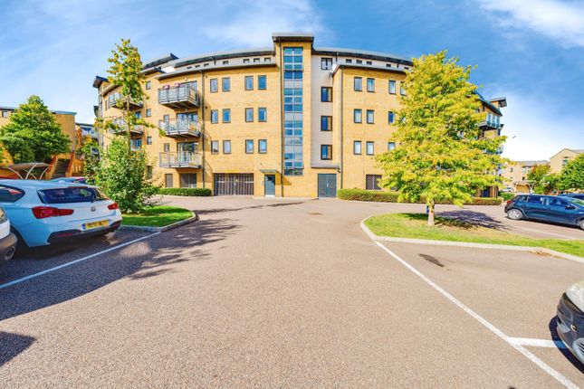 2-bed flat on 32, Redwing Crescent, Greenhithe, £260,000