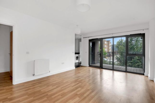 Flat 25, 2, Lake House, Green Lanes Walk, London photo 3
