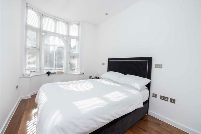 Flat 5, College Court, 1A, Berners Street, London photo 4