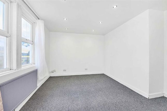 84, Dursley Road, London photo 2