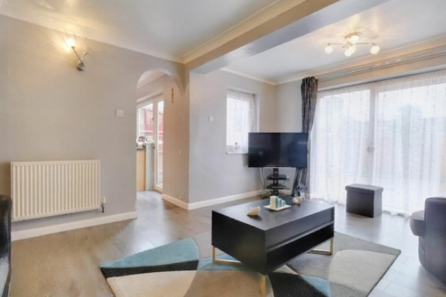 11, Gaywood, Basildon photo 5