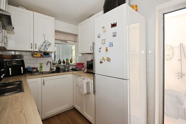 10, Edmondes Close, Warwick photo 4