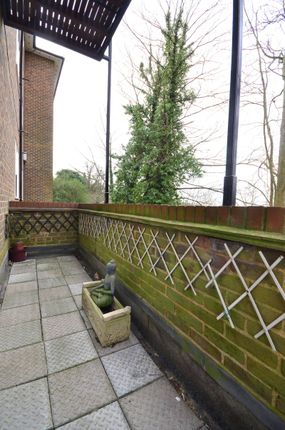 Flat to rent in Roxeth Hill, Harrow