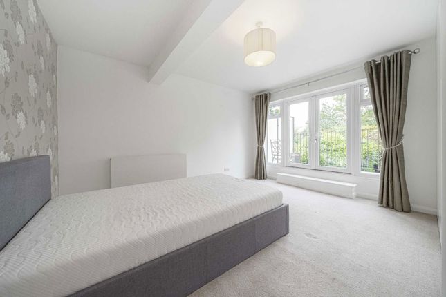 38, Minsterley Avenue, Shepperton photo 4