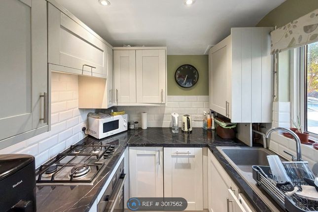 B Lynton Road, London photo 2