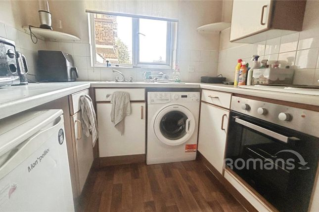 26, Betjeman Court, Yiewsley photo 3
