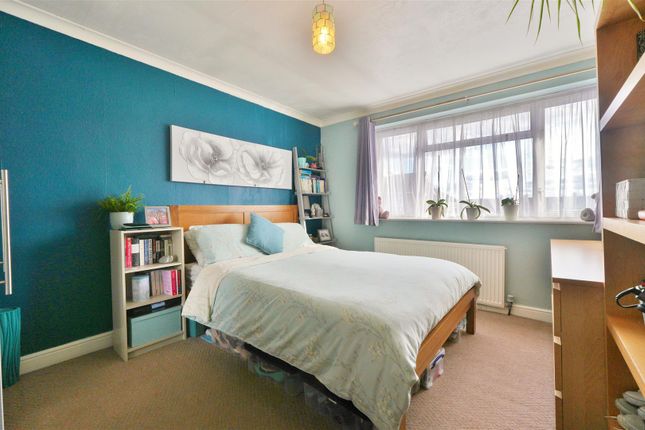 52, Pemberton Road, Slough photo 4