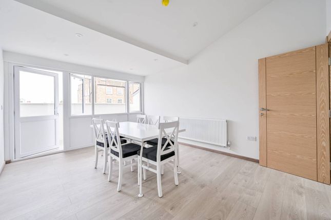 Flat to rent in Hoxton Street, Shoreditch, London