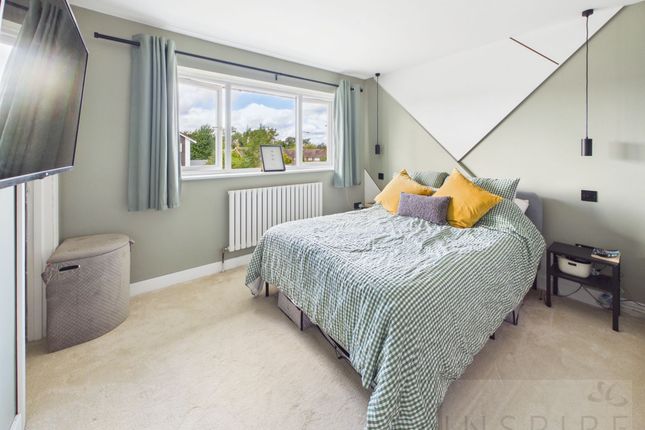 34 Cuckmere Crescent, Crawley photo 4
